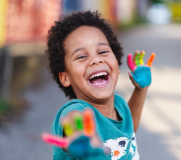 preschool kid thriving despite pandemic disruption by having some fun times with paint
