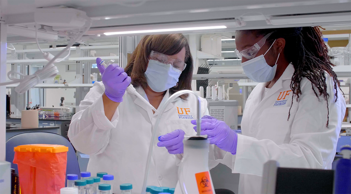 A photo of Josephine Allen (left) and Erika Moore (right) in a laboratory.