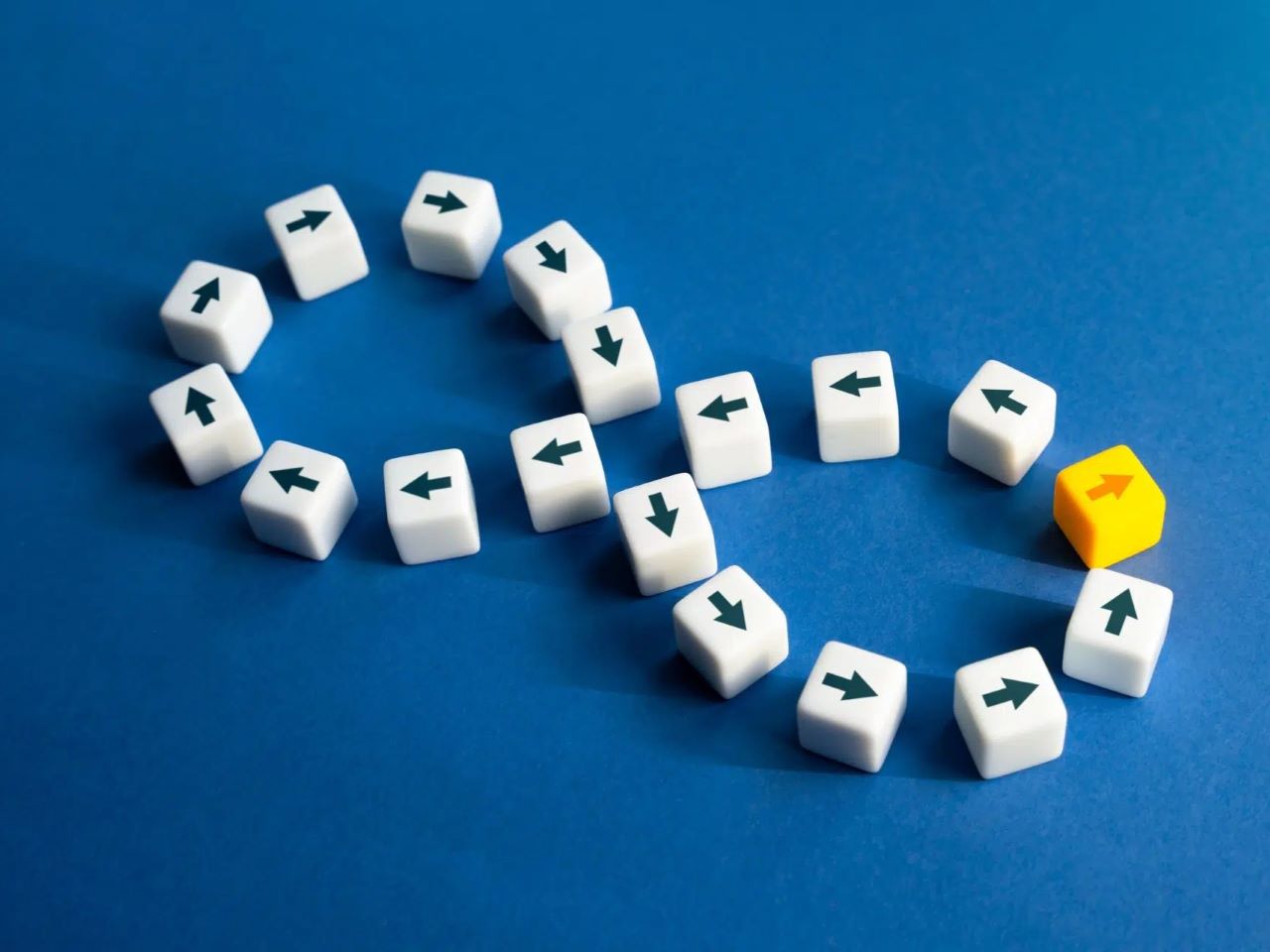 Square beads with arrows on them arranged in an infinity loop